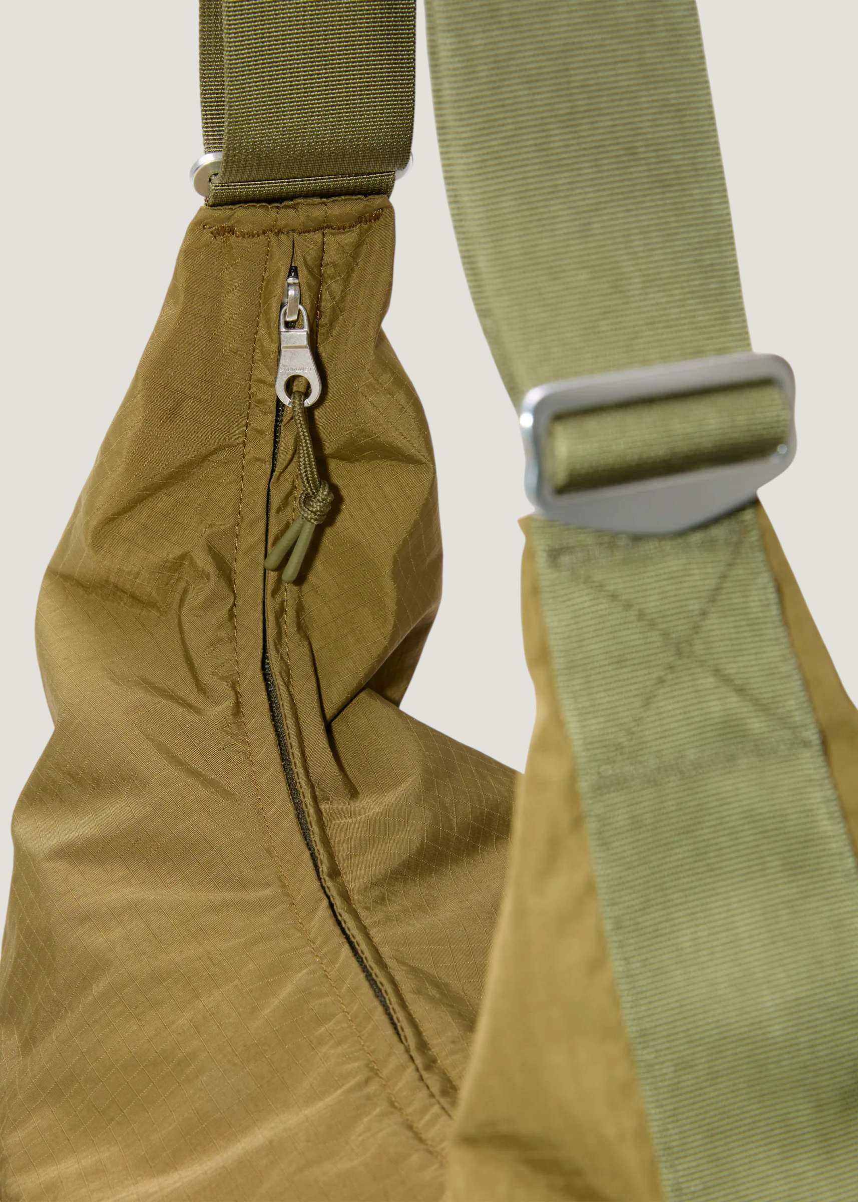 Umhängetasche 20L aus recyceltem Material | grün "Grid shoulder bag - olive", Sandqvist, Foto 4