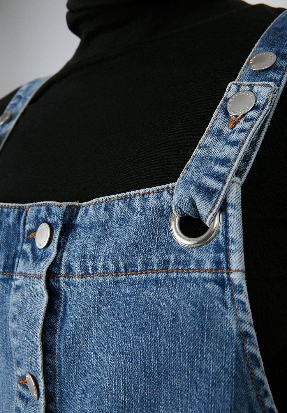 Robe salopette en jean bleu en coton bio - dainaa, Armedangels, photo 4