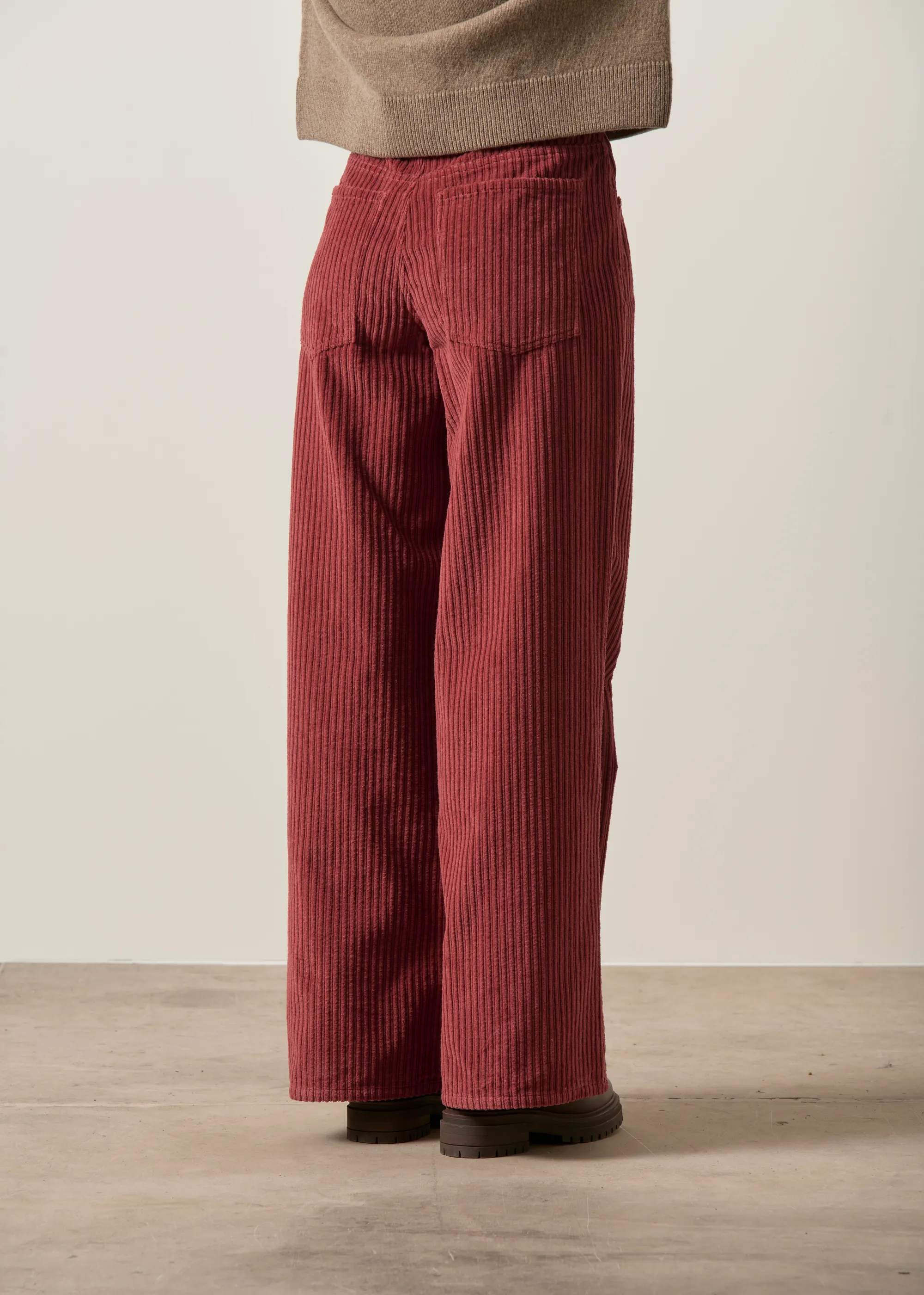Pantalon large velours en coton bio | rouille "Mahogany corduroy hedda pants brown", Thinking Mu, photo 3