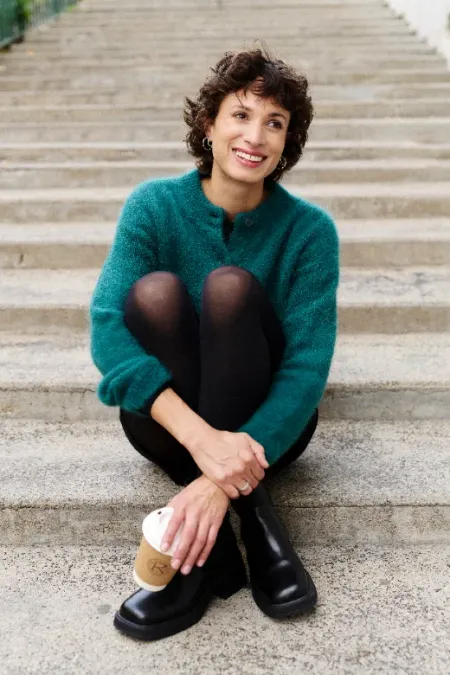 Smaragdgrüne Mohair-Strickjacke an einem Wintermorgen