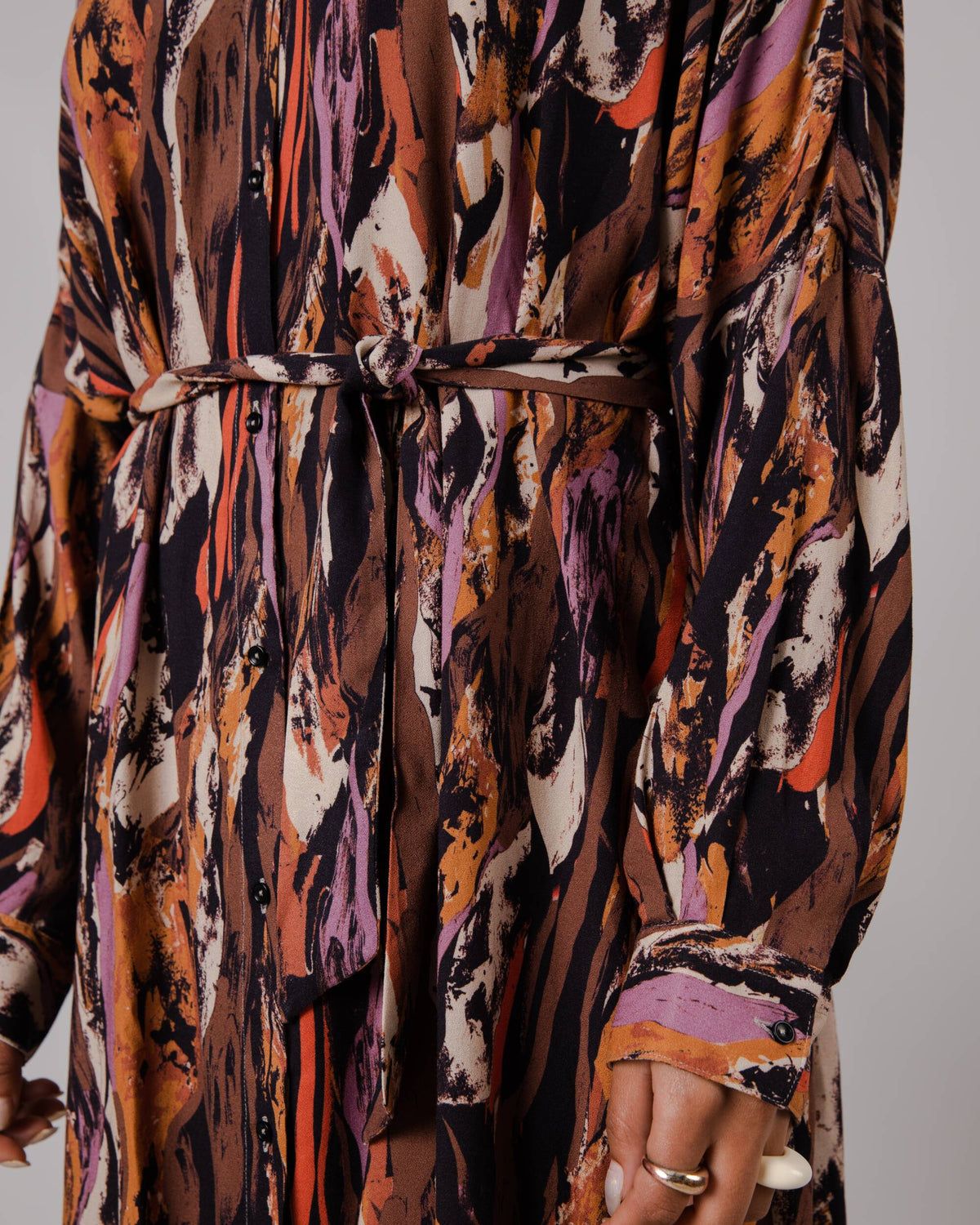 Gemustertes Langarmkleid aus ECOVERO | Mehrfarbig "etna oversize mao dress brown", Brava Fabrics, Foto 5