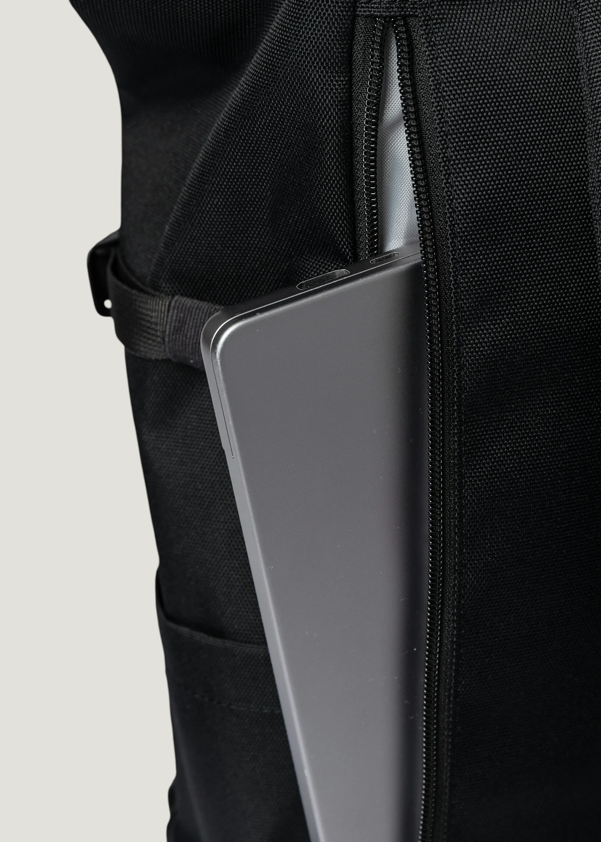 Sac à dos 26l en matières recyclées | noir "icon rolltop backpack l - black/ black with black leather", Sandqvist, photo 7