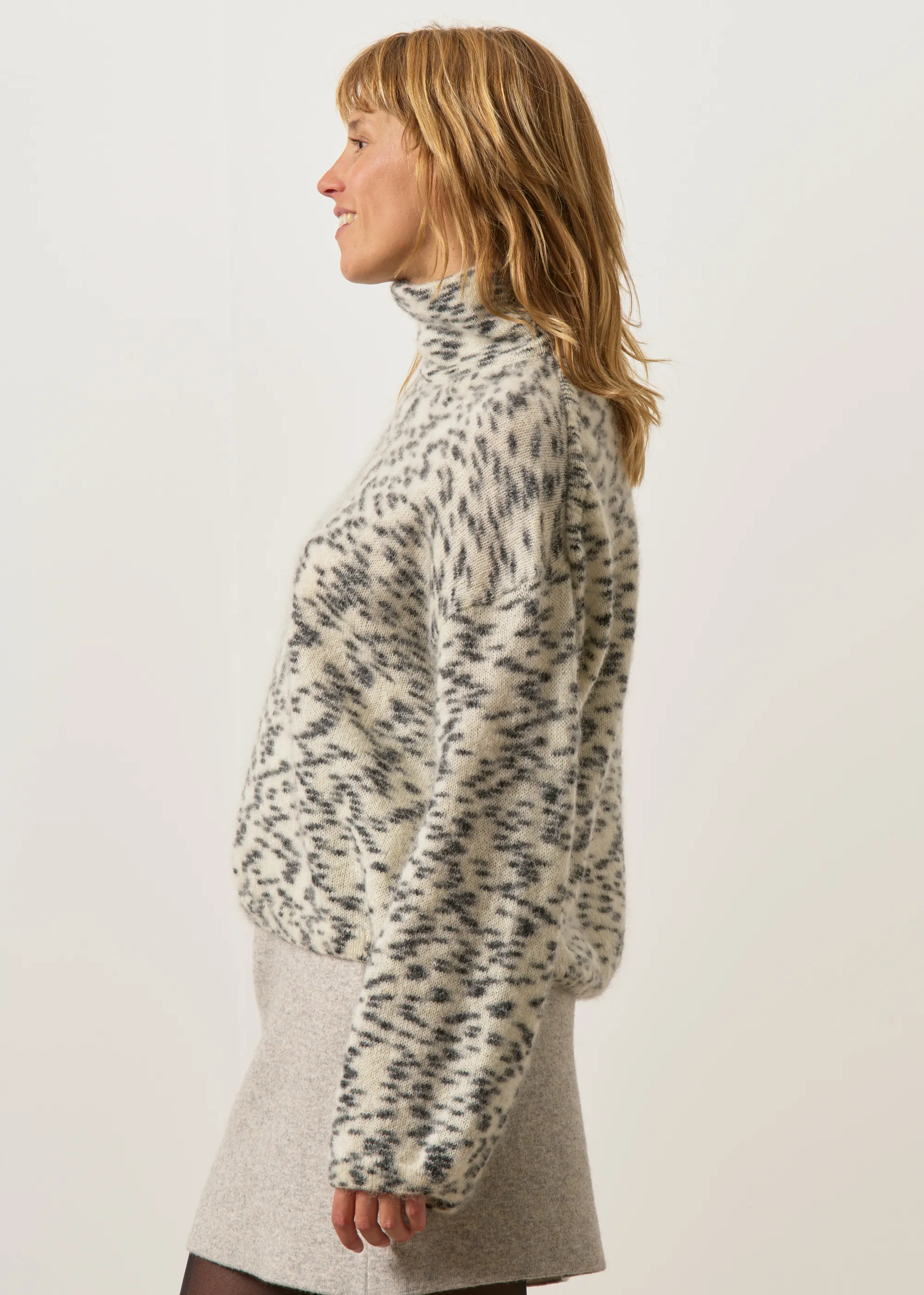 Pull col montant en laine bio et mohair certifiée| blanc et noir, Armedangels, photo 4