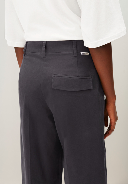 Pantalon ballon en coton bio | gris foncé "Barrel leg twill pant - dark steel" - Armedangels