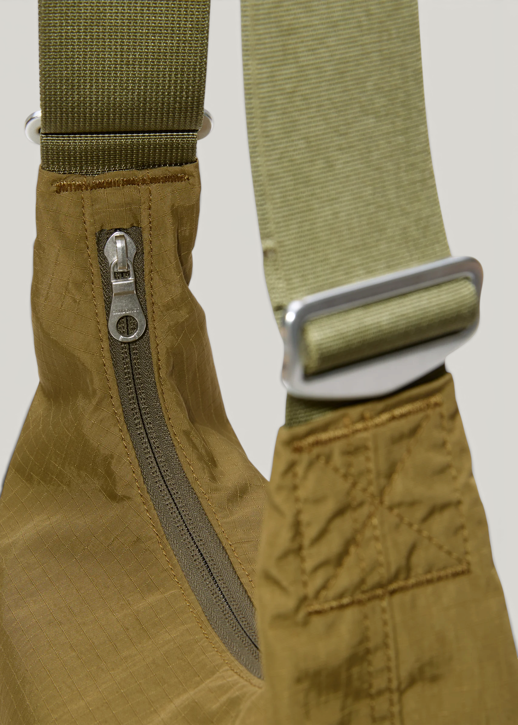 Umhängetasche 5L aus recyceltem Material | grün "Grid shoulder bag mini - olive", Sandqvist, Foto 3