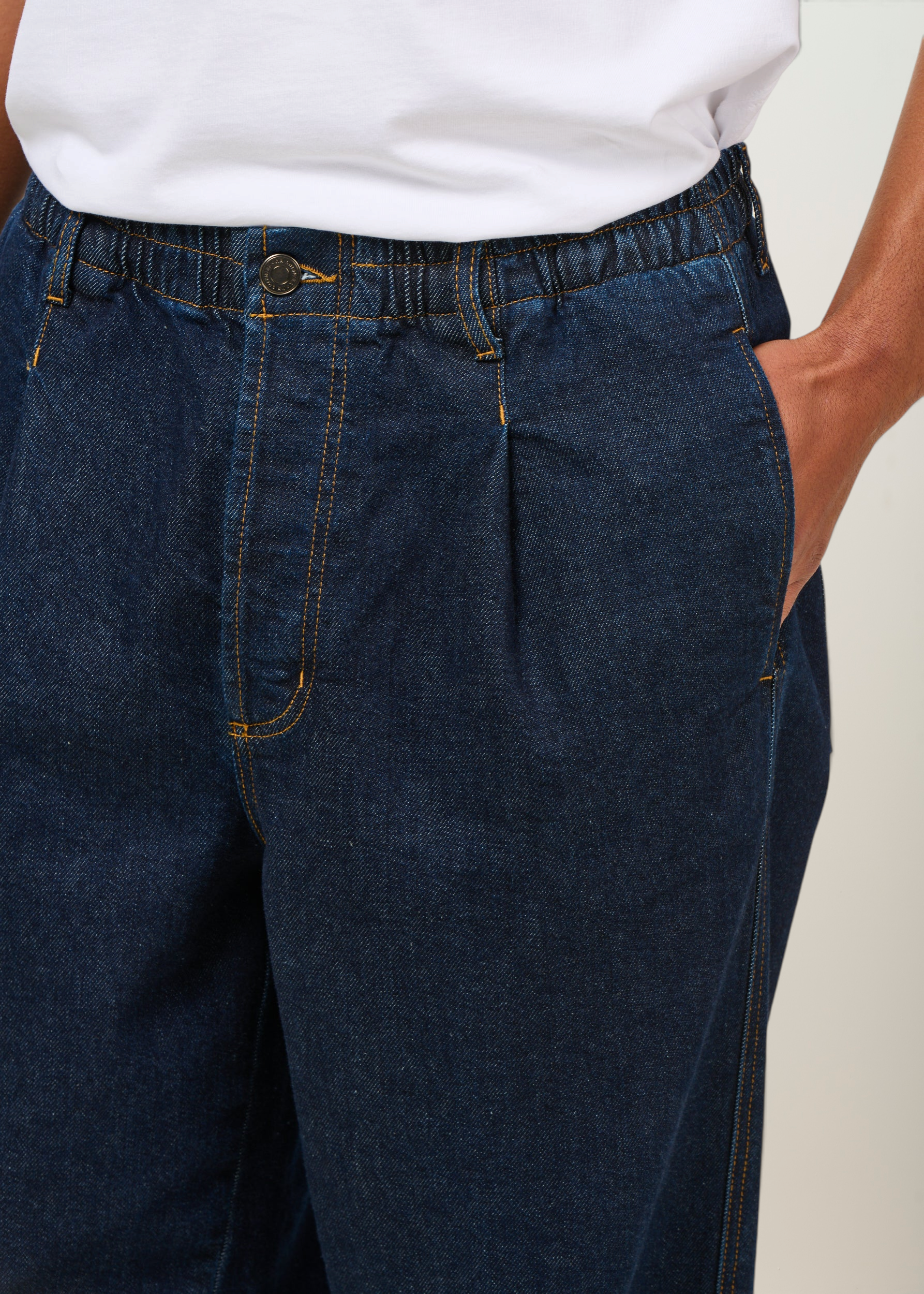 Jean large en coton bio | bleu "dark clean denim luc pants", Thinking Mu, photo 6