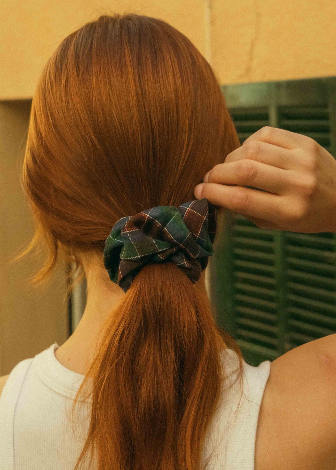 Upgecyceltes Scrunchie | mehrfarbig "chouchou tartan vert rouille - grand", Chou², Foto 3