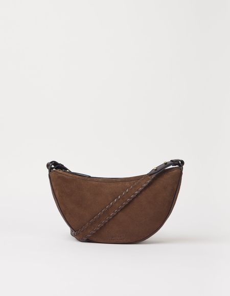 Sac à bandoulière en cuir suède certifié | chocolate-suede "leo midi crossbody strap - chocolate suede" - O My Bag