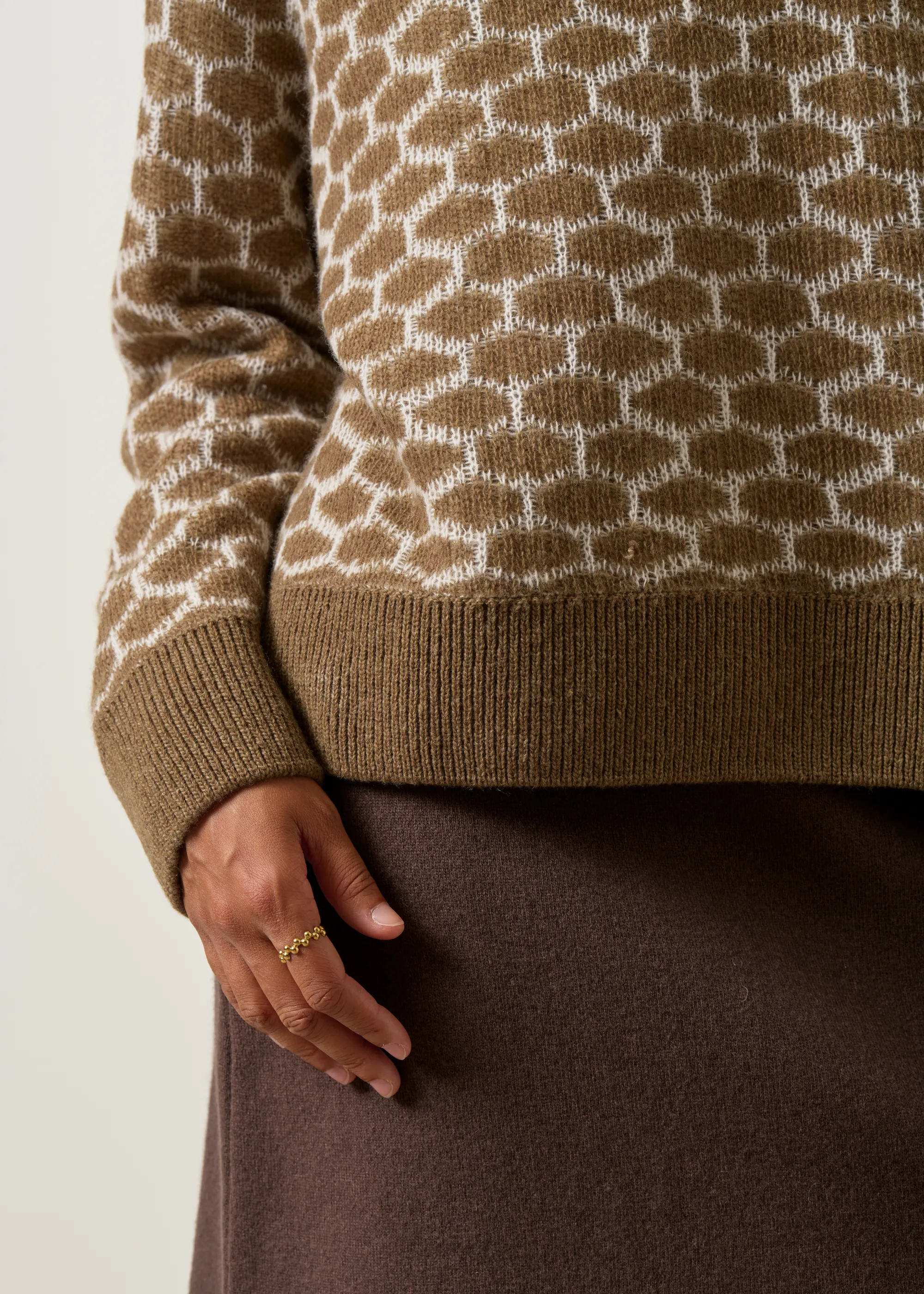 Pull en mélange de laine recyclée et bio | beige et marron "Wool multi dots knit sweater - claystone melange-oatmilk", Armedangels, photo 2