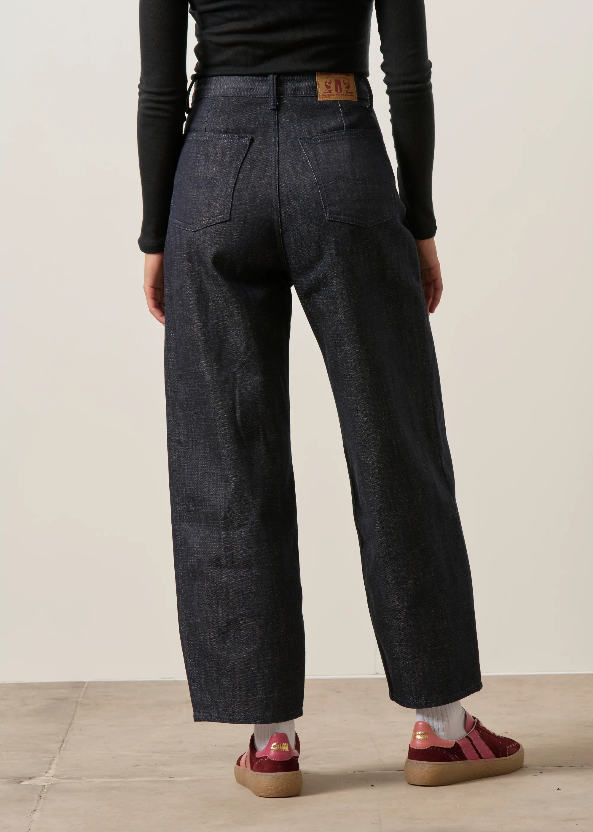 Jean ballon en coton bio | brut "leila suse dry", Kings of Indigo, photo 3