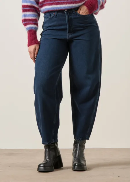Jean ballon en coton bio | Baarly high waist barrel jean - fluid ink , Armedangels