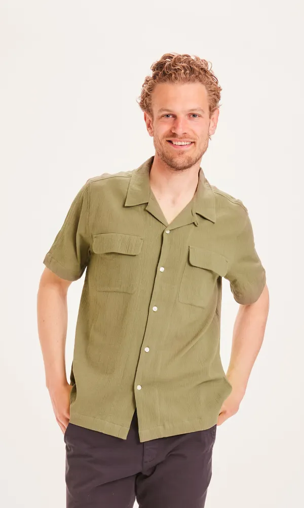 Chemise manche courte vert-olive en coton bio - wave crinkled shirt burned olive, Knowledge Cotton Apparel