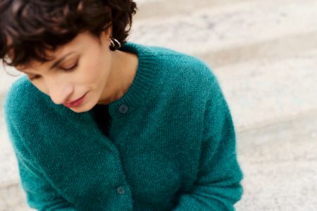 Smaragdgrüne Mohair-Strickjacke an einem Wintermorgen