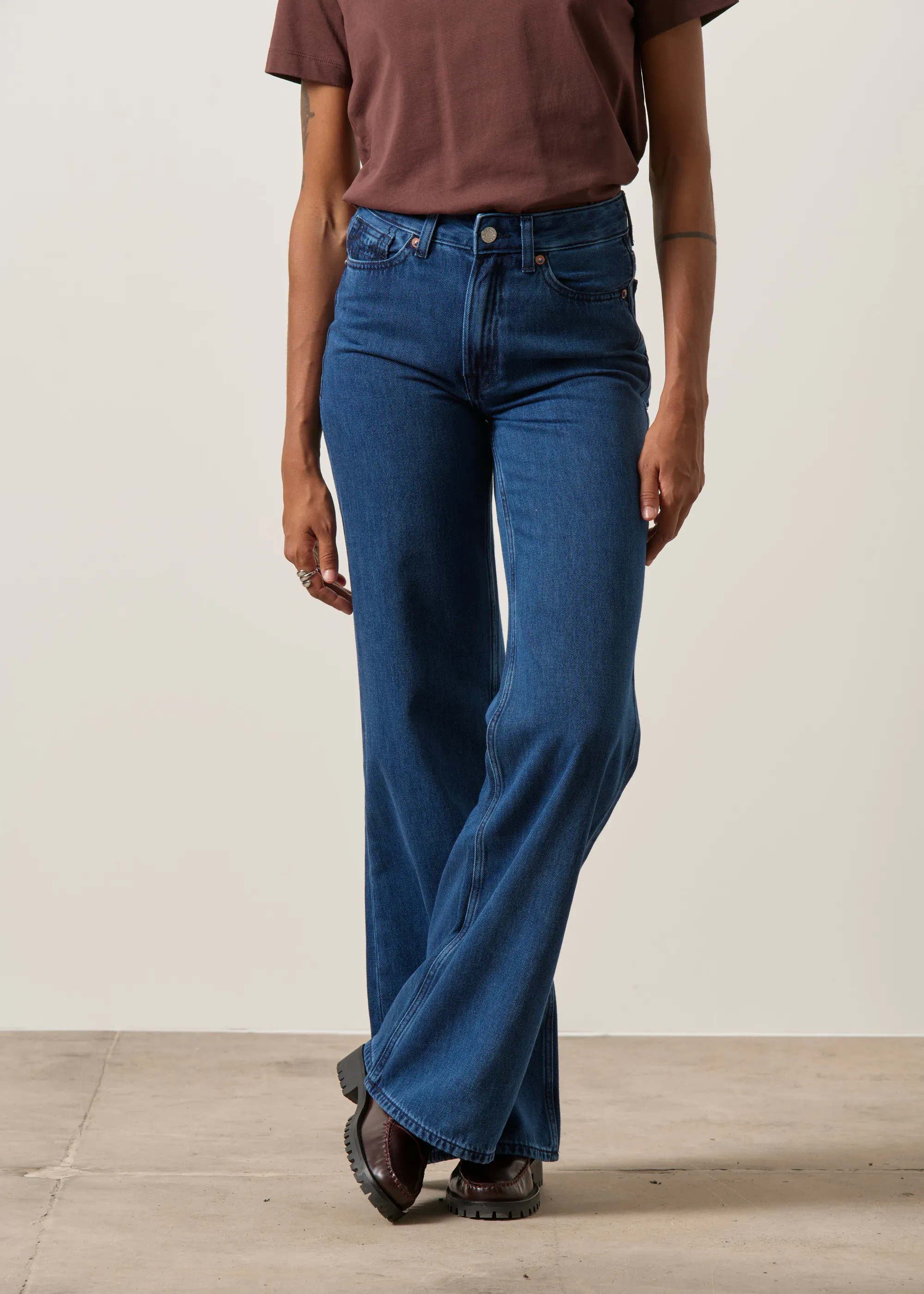 Jean flare en coton bio | bleu "jane - alex dark worn", Kings of Indigo, photo 6