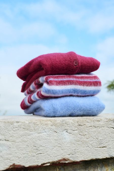 Gefaltete Mohair-Strickjacke und Pullover unter freiem Himmel