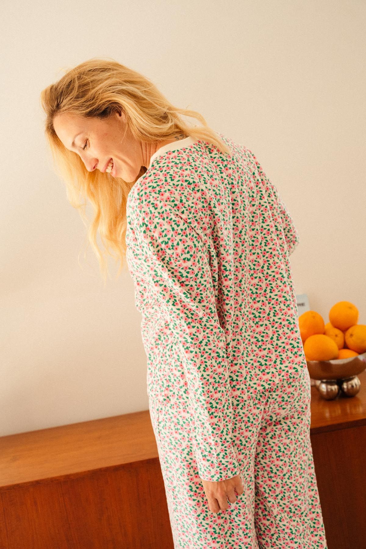 Langer Kuschel-Pyjama aus Bio-Baumwolle | Mini-Blumen Rosa, We Are Jolies, Foto 3