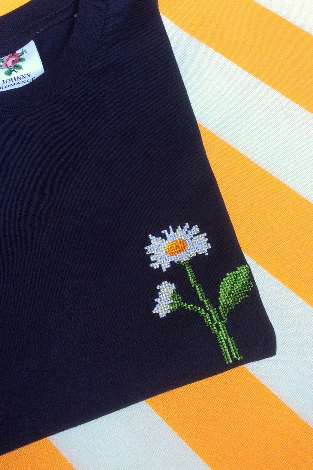 T-shirt brodé marine en coton bio - marguerites, Johnny Romance, photo 2