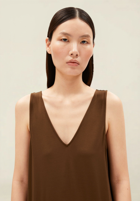 Robe longue en tencel | marron "Sleeveless jersey midi dress - dried palm" - Armedangels
