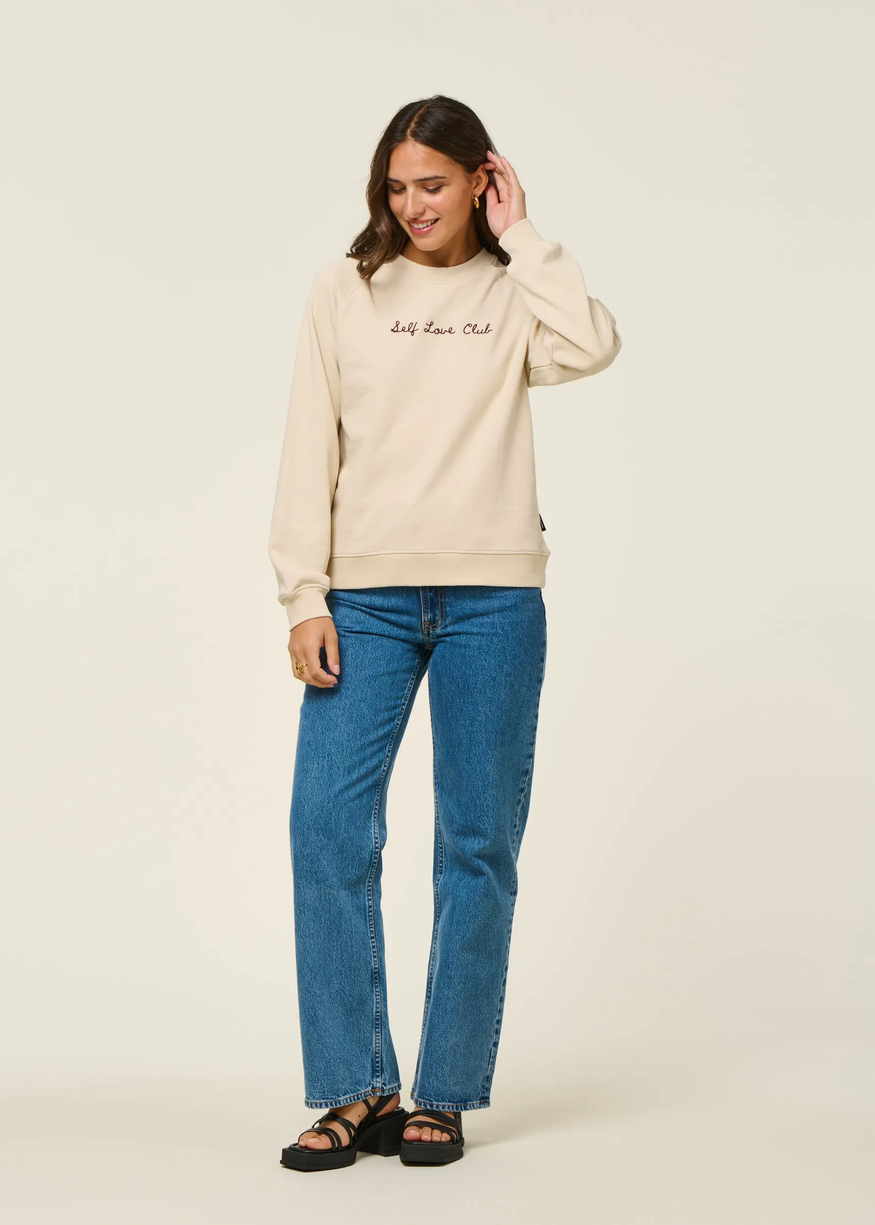 Sweatshirt brodé en coton bio | beige "sweatshirt ystad self love club emb oat white - rainy day", Dedicated, photo 4