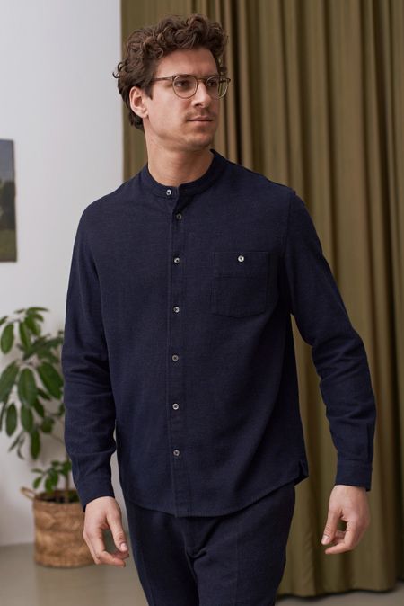 Gerades Flanellhemd mit Stehkragen aus Bio-Baumwolle | Marine "nathan shirt - eco deep sea flannel", About Companions, Foto 2
