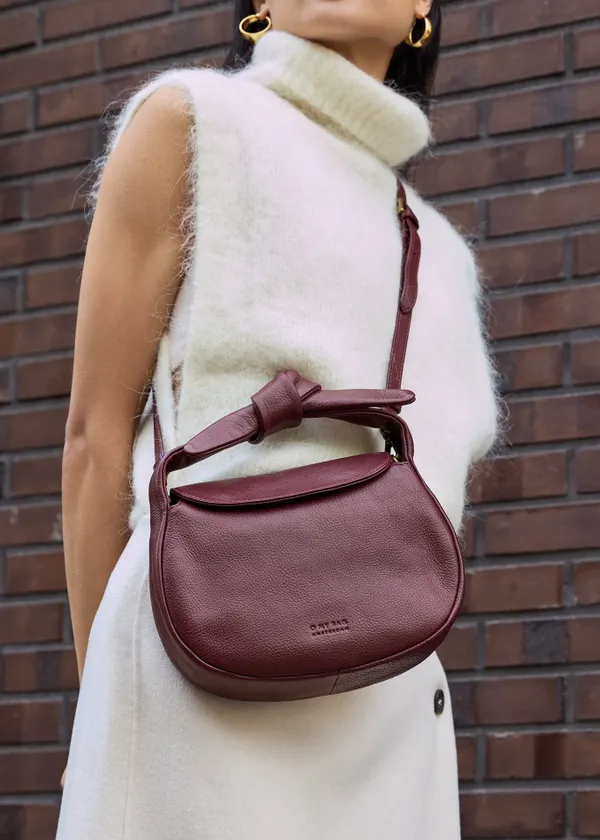 Sac à main en cuir certifié | rouge "coco-croissant - dark cherry soft grain leather", O My Bag
