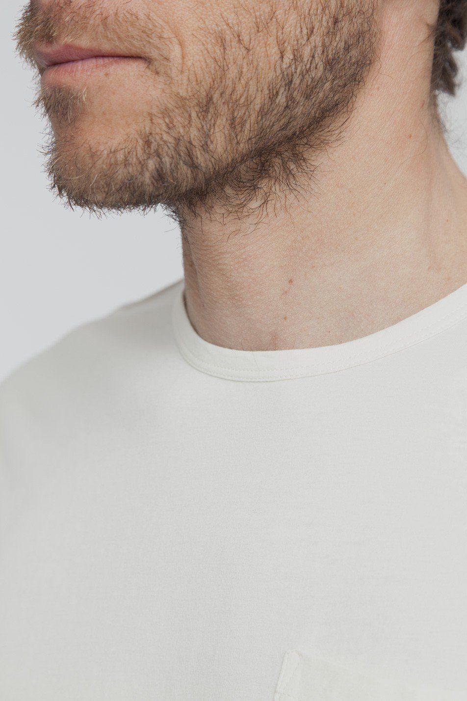 T-shirt uni blanc cassé avec poche en coton bio, Thinking Mu, photo 2