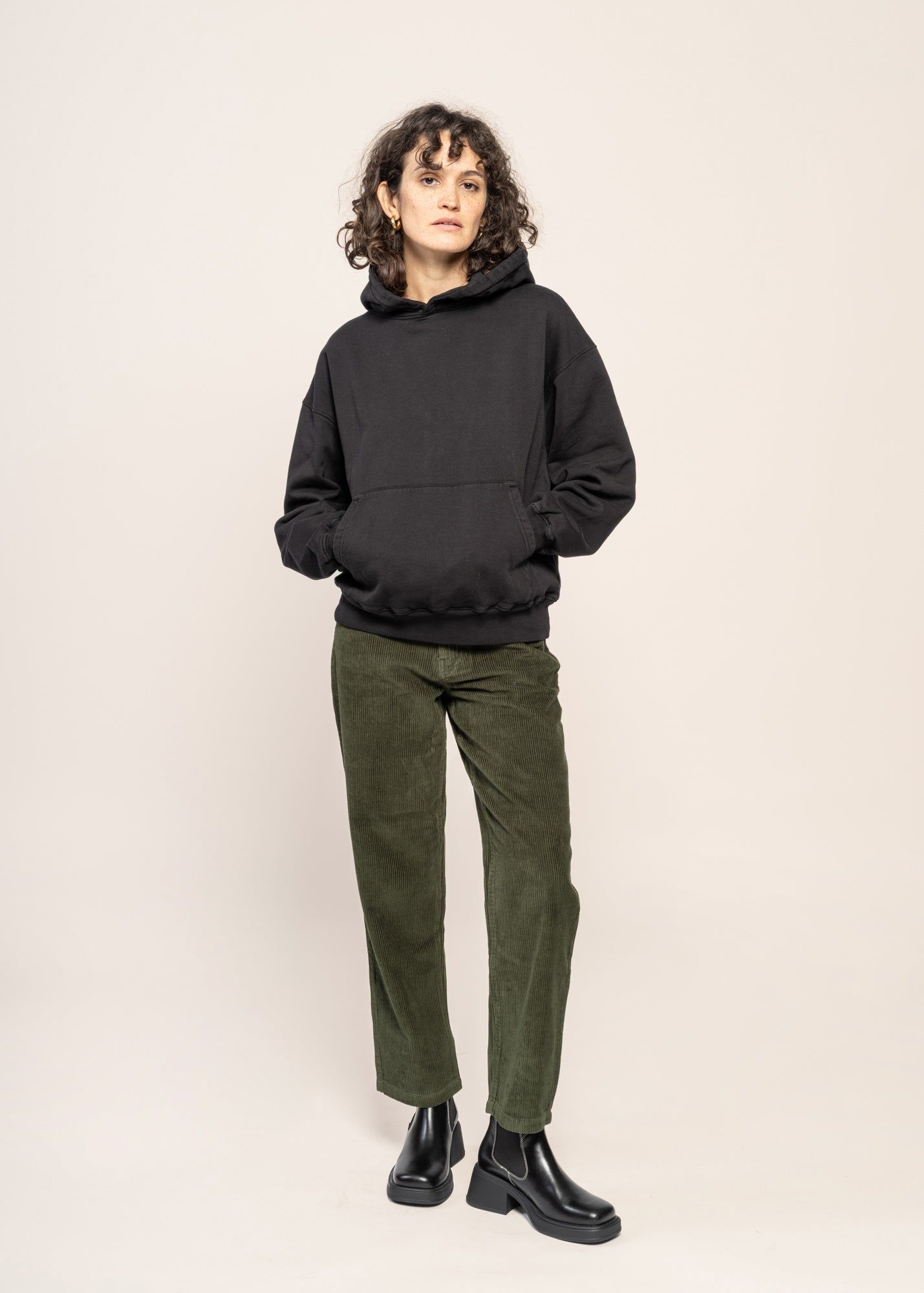 Sweat à capuche oversize en coton bio | noir "deep black", Colorful Standard, photo 2