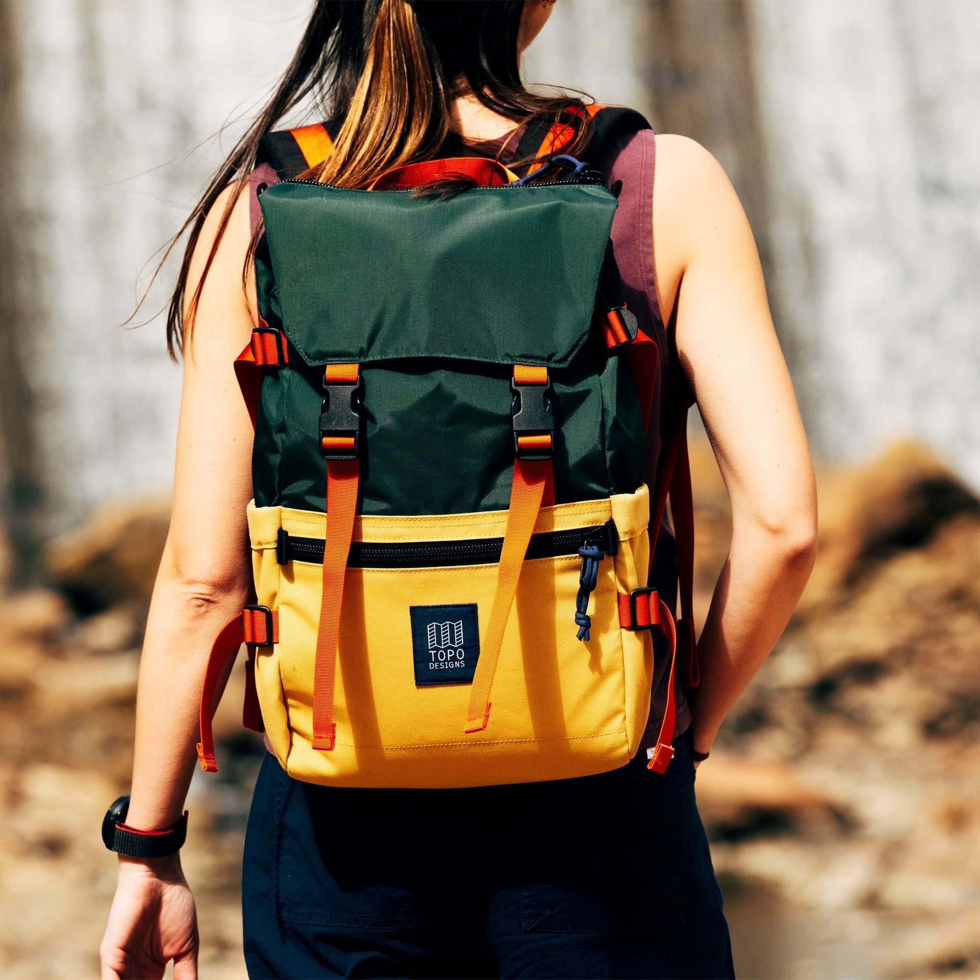 Sac à dos 20L en nylon recyclée | vert et jaune "Rover pack classic 20l - forest / goldenrod", Topo Designs, photo 2