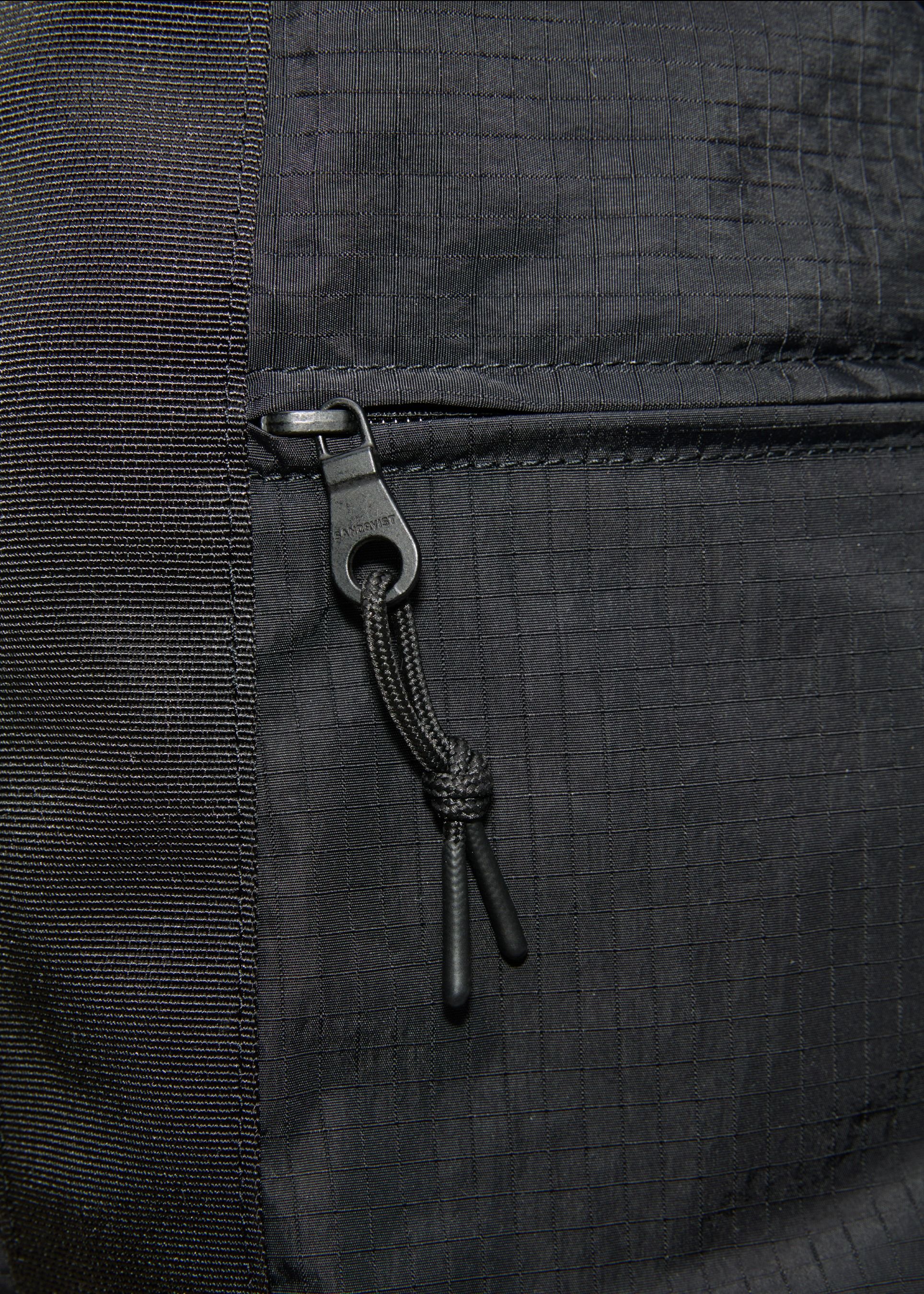Umhängetasche 20L aus recyceltem Material | schwarz "Grid shoulder bag - black", Sandqvist, Foto 5