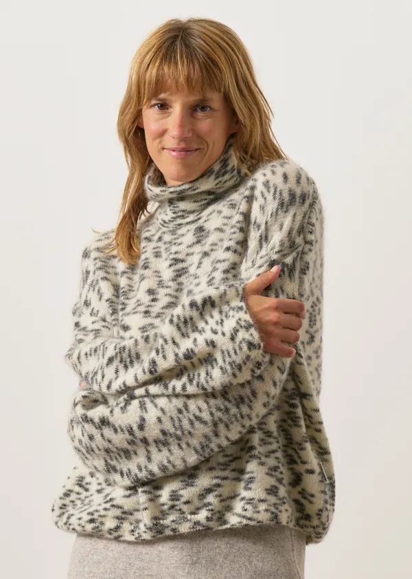 Pull en tricot en laine et mohair | blanc et noir "Mohair blend dots knit sweater - oatmilk-black", Armedangels