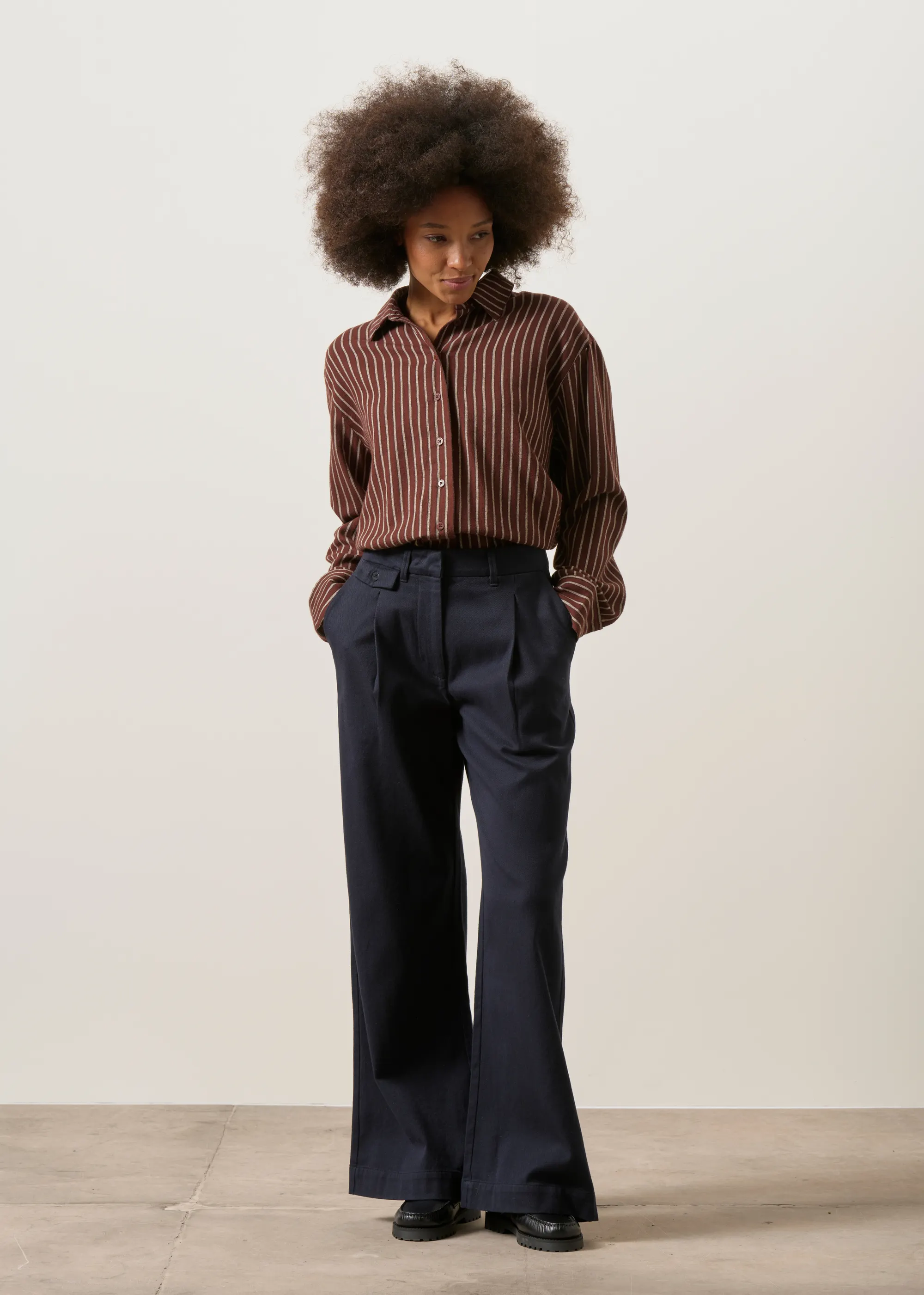 Pantalon ample à pince en coton bio | marine "Patricia", Thinking Mu, photo 4