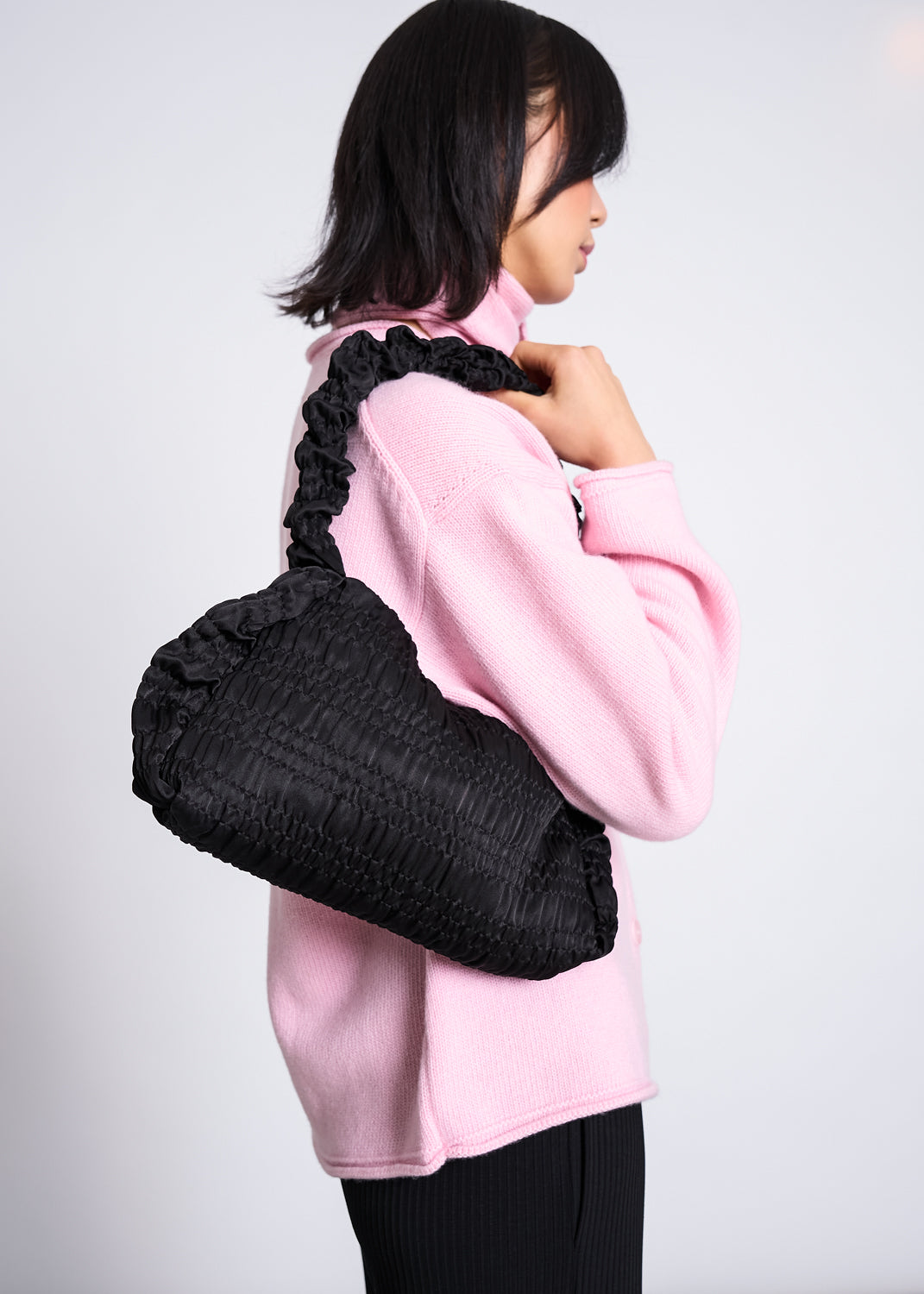 Sac à main en ecovero | noir "Ruffled bag avi black", Jan'n June, photo 1