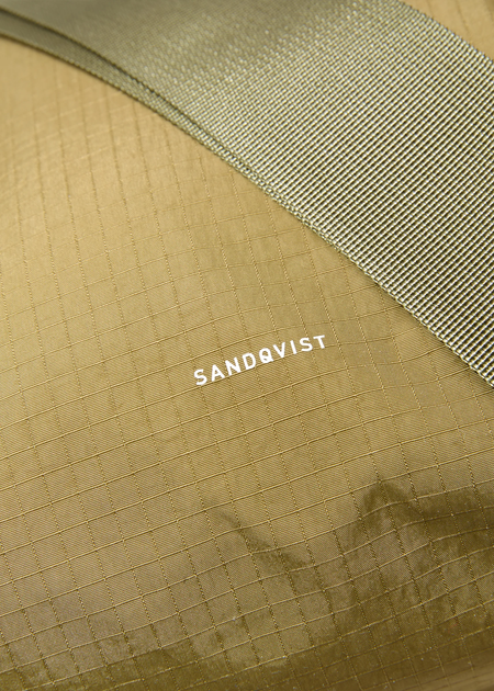 Umhängetasche 5L aus recyceltem Material | grün "Grid shoulder bag mini - olive", Sandqvist, Foto 4