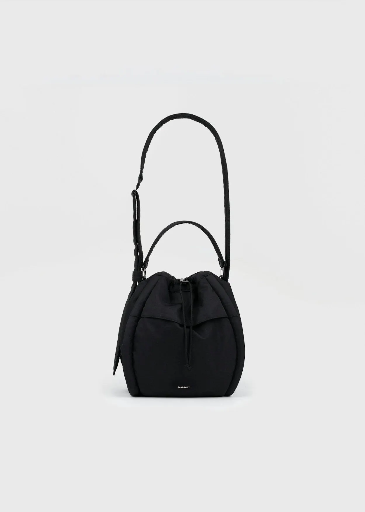 Sac bandoulière 7,5l en matière recyclé | noir "curve bucket bag - black", Sandqvist, photo 1
