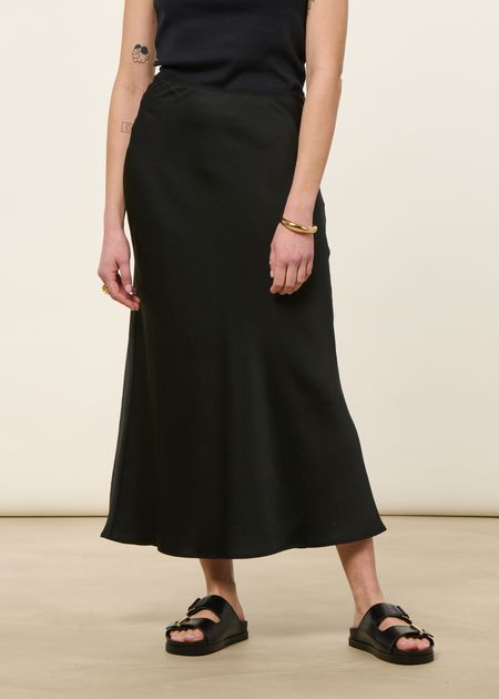 Jupe longue en satin ecovero | noir "lenovaa slip-skirt - black" - Armedangels