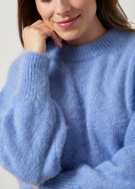 Die Masche eines hellblauen Mohair-Pullovers aus der Nähe