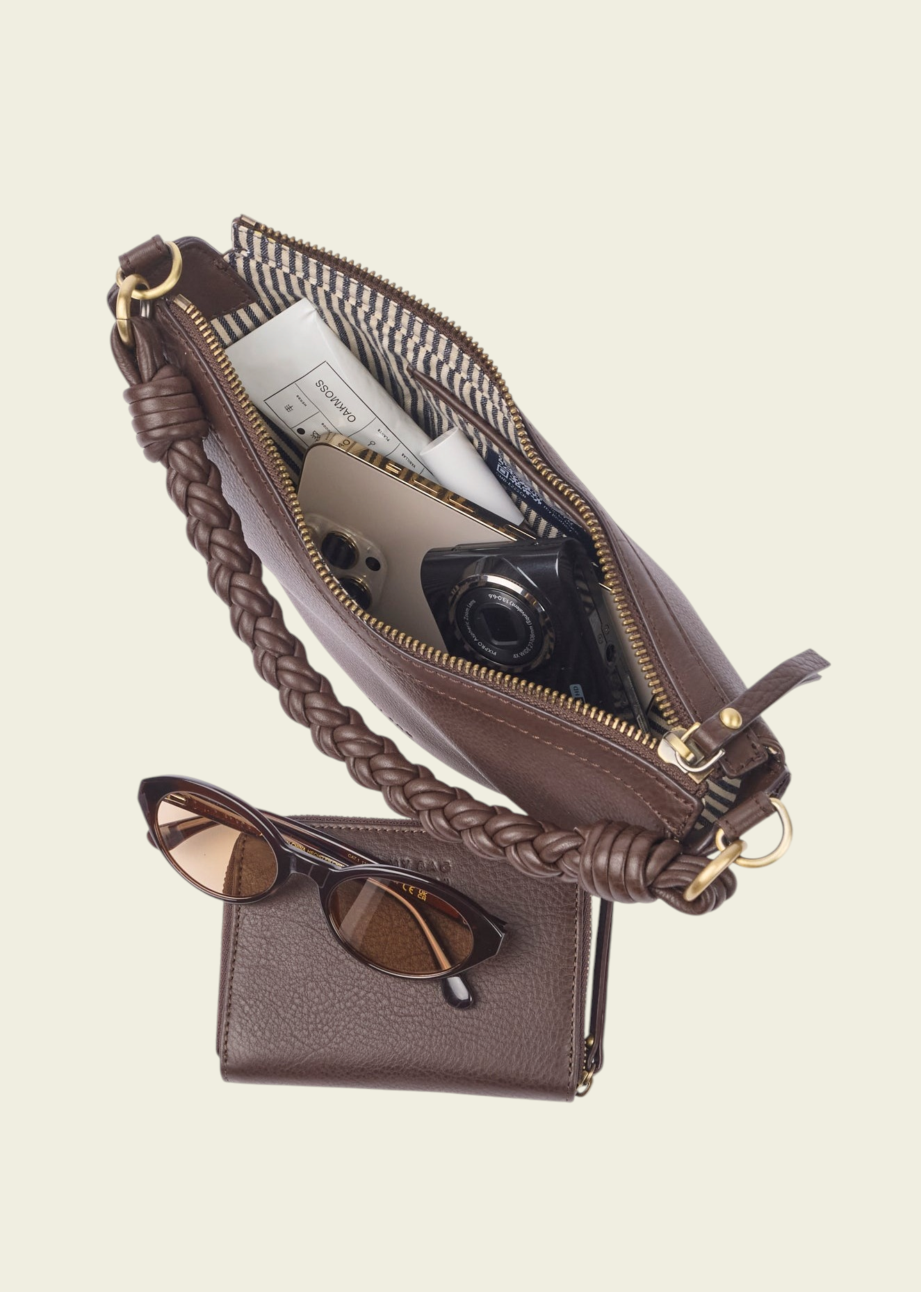 Sac en cuir certifié | chocolate "leo mini - chocolate soft grain (twisted handle)", O My Bag, photo 6