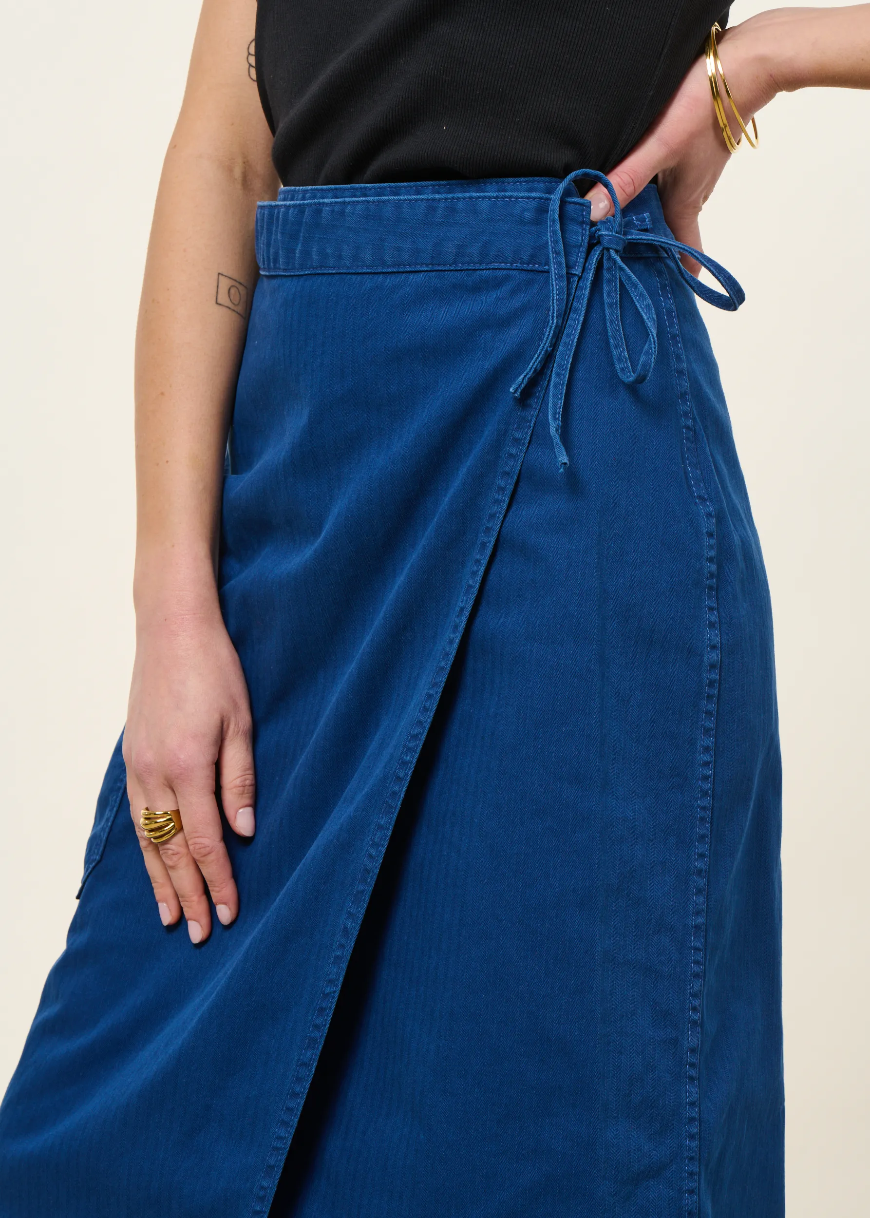 Jupe portefeuille en coton bio | bleu chevrons "irma skirt herringbone - blue", Nudie Jeans, photo 2