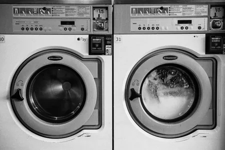 Hum... de la lessive qui se mélange aux fibres synthétiques imprégnées de bactéries | © chrissie kremer / Unsplash