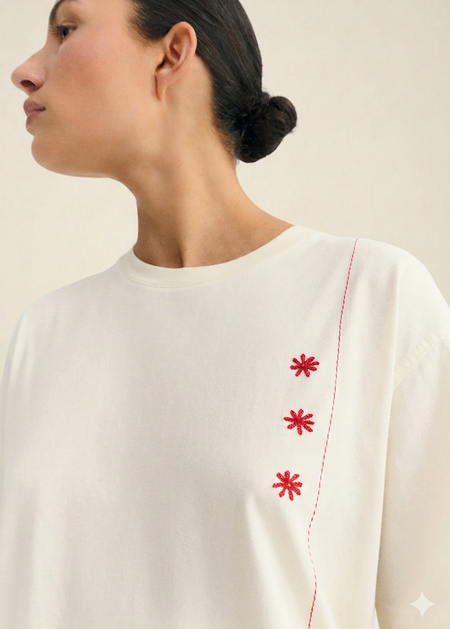 T-shirt brodé en coton bio | écru "sole mio pannacota lucia tee" - Thinking Mu