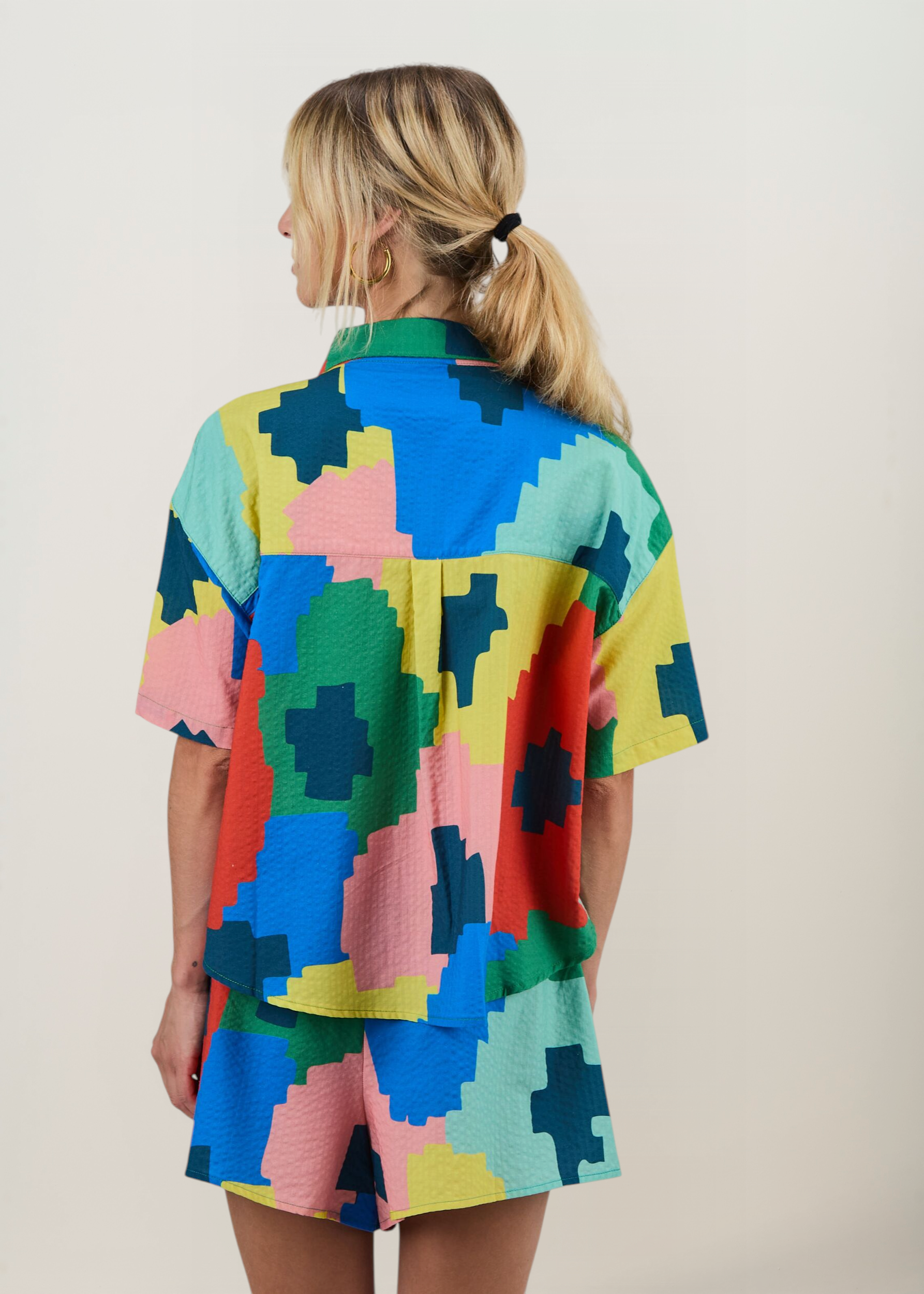 Bluse aus Seersucker mit Bio-Baumwolle und Lyocell | Mehrfarbig "Maxi flower oversize cropped blouse", Brava Fabrics, Foto 3