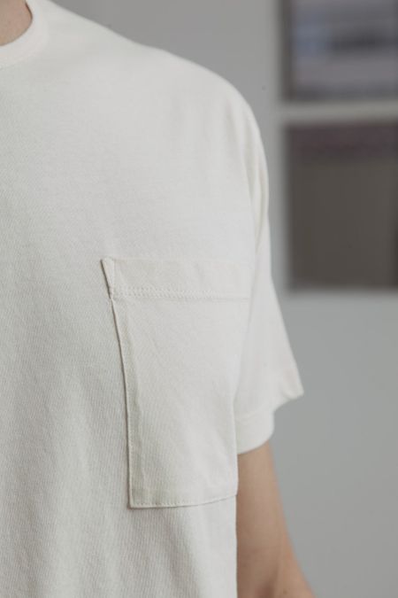 T-shirt uni blanc cassé avec poche en coton bio, Thinking Mu, photo 3
