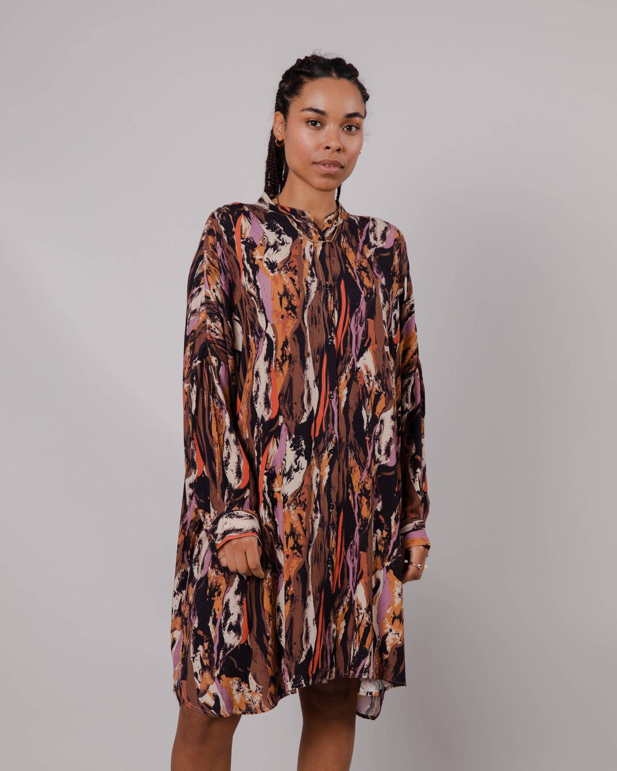 Gemustertes Langarmkleid aus ECOVERO | Mehrfarbig "etna oversize mao dress brown", Brava Fabrics, Foto 2