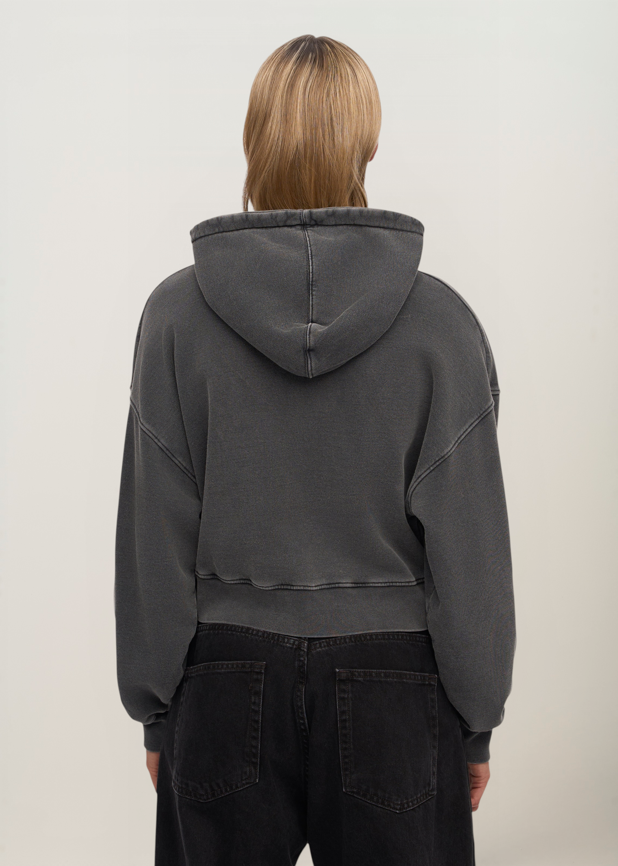 Kurze Sweatjacke aus Bio-Baumwolle | Grau "organic crop zip hood - faded black", Colorful Standard, Foto 4