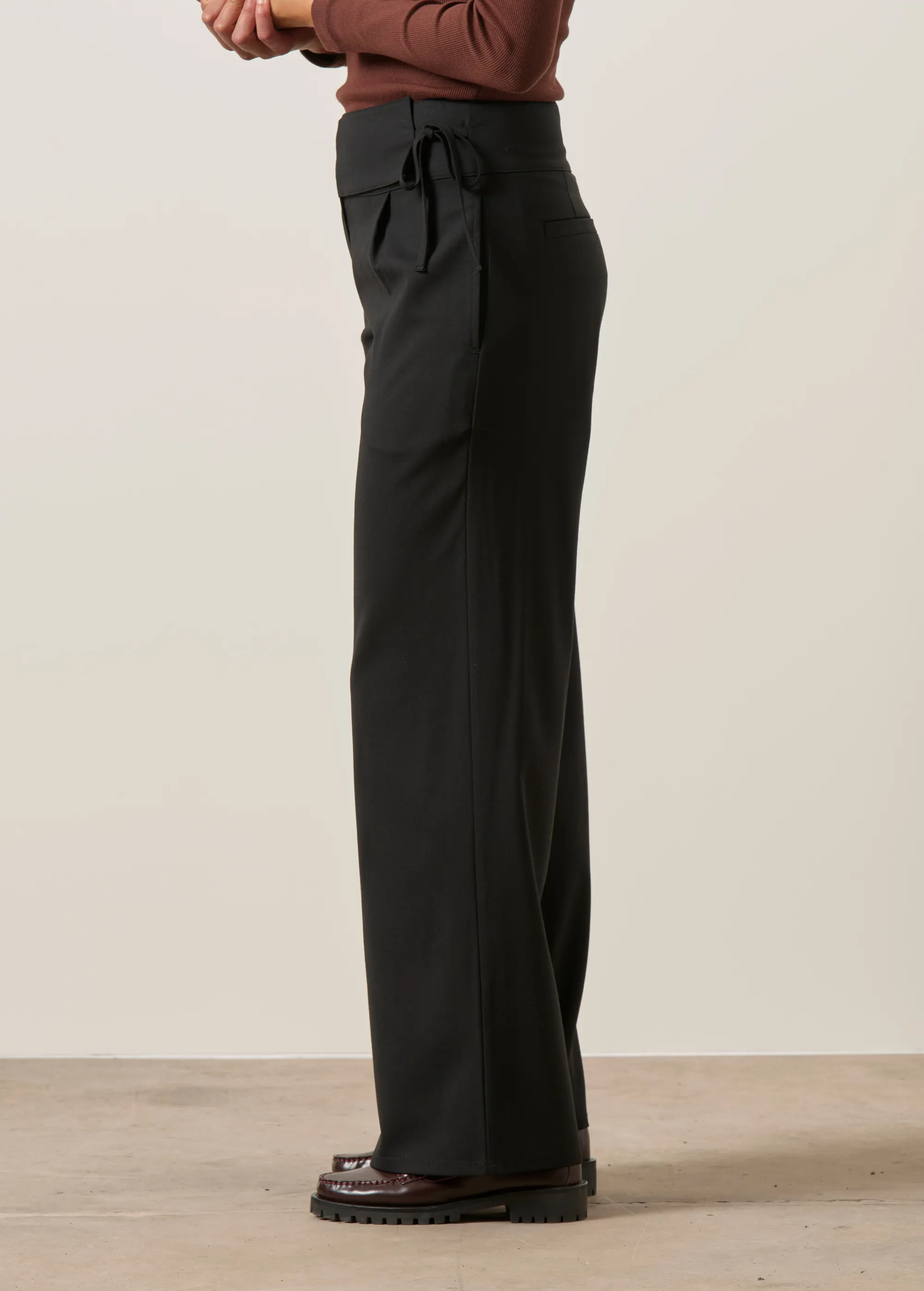 Pantalon fluide droit à pinces en matière recyclée et laine certifiée | noir "Black yuri pants - black", Thinking Mu, photo 5