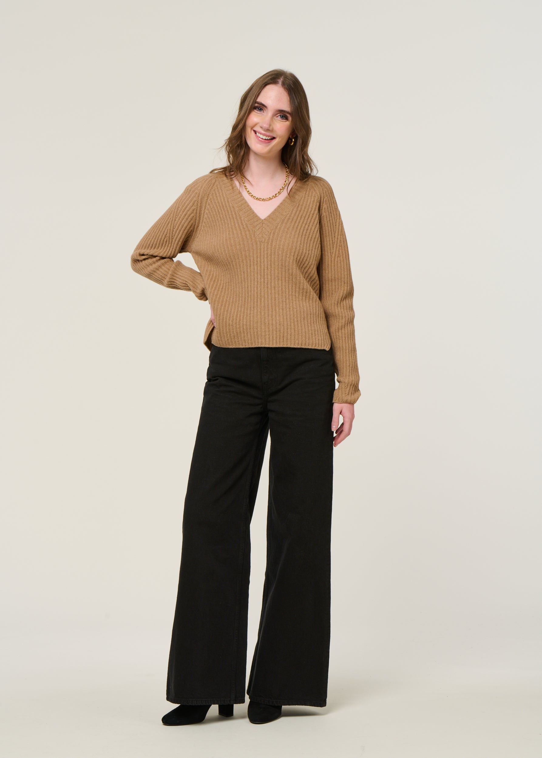 Pullover mit V-Ausschnitt aus recycelter Wolle | Camel "manon - beige sughero", Rifò, Foto 3