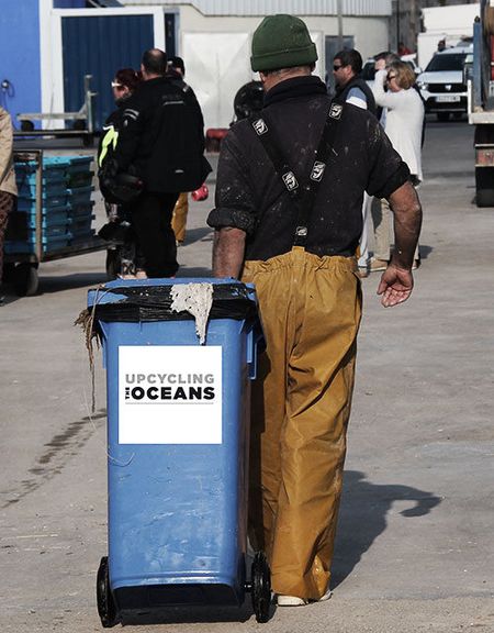 Un pêcheur du programme "Upcycling the Oceans" de la marque EcoAlf.