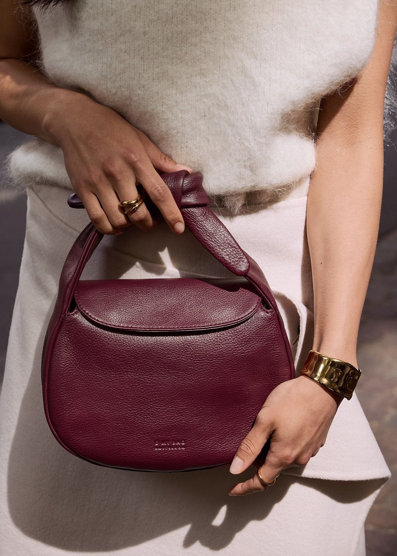 Handtasche aus zertifiziertem Leder | Rot "coco-croissant - dark cherry soft grain leather", O My Bag, Foto 2