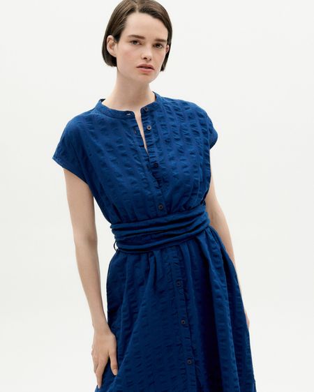 Robe midi ceinturée en coton bio | bleu "navy big seersucker gretel dress" - Thinking Mu