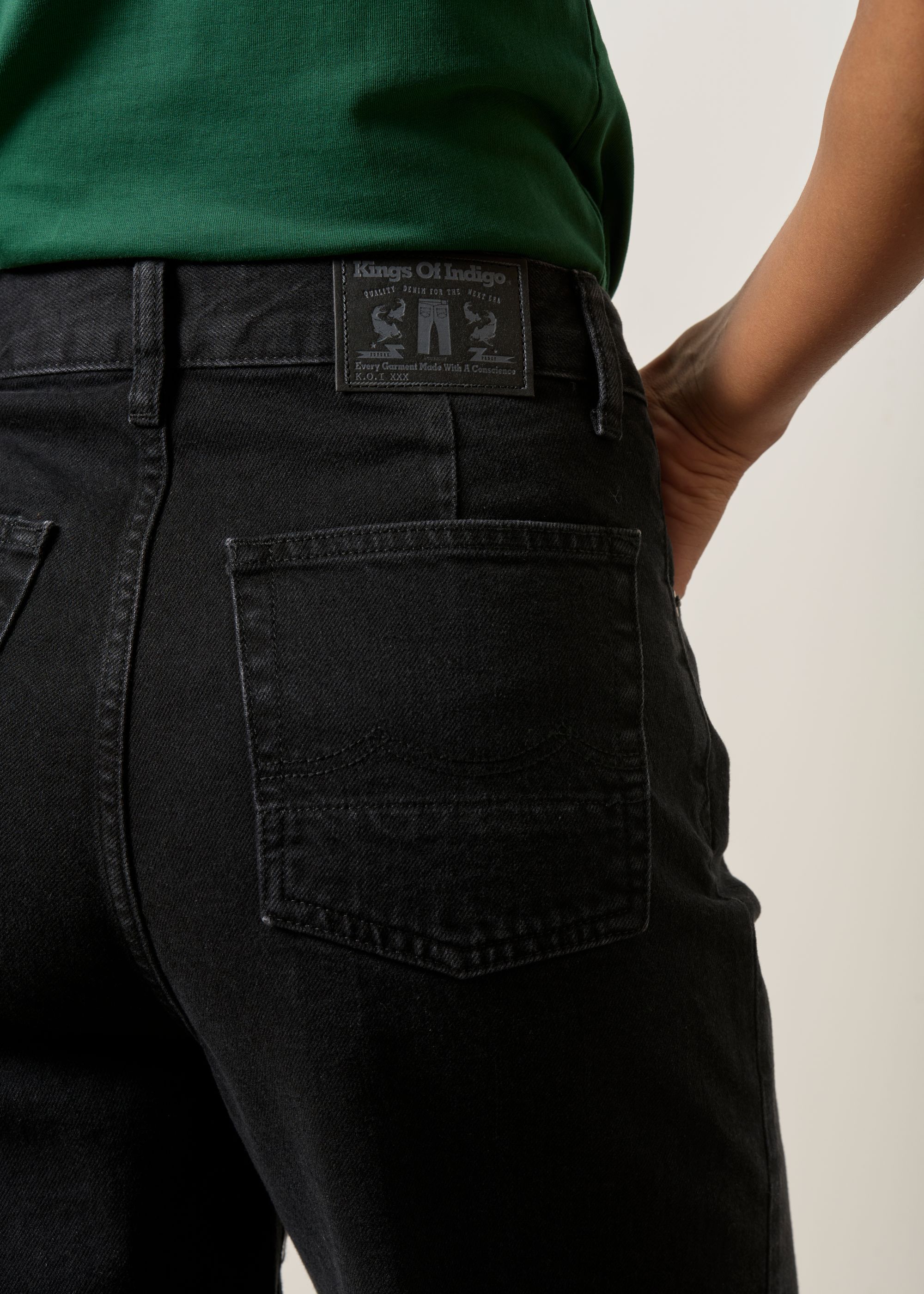 Jean ballon en coton recyclé | noir "leila cropped - holo black used", Kings of Indigo, photo 3